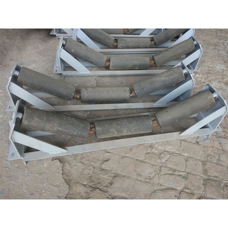 DTII型帶式輸送機關(guān)鍵組件解析 錐形調(diào)心托輥架與雙向螺旋托輥傳動滾筒的應(yīng)用